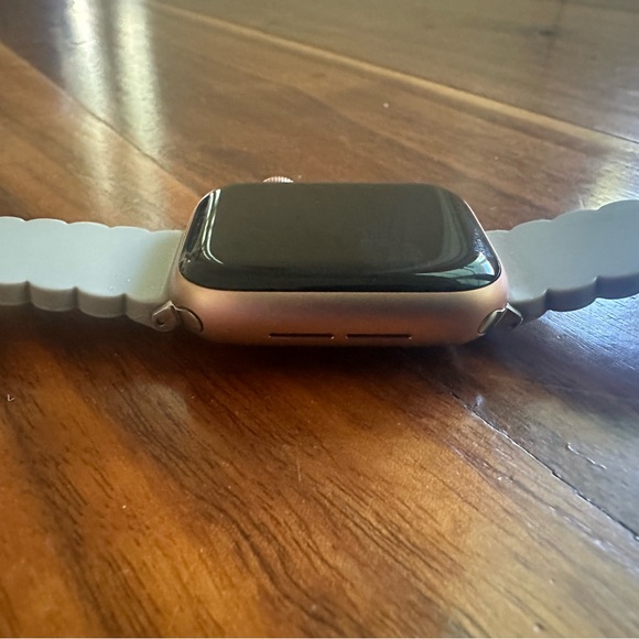 EUC Apple Watch Series 4; 40mm Gold Aluminum Pink Sand Sport Band - Picture 10 of 10